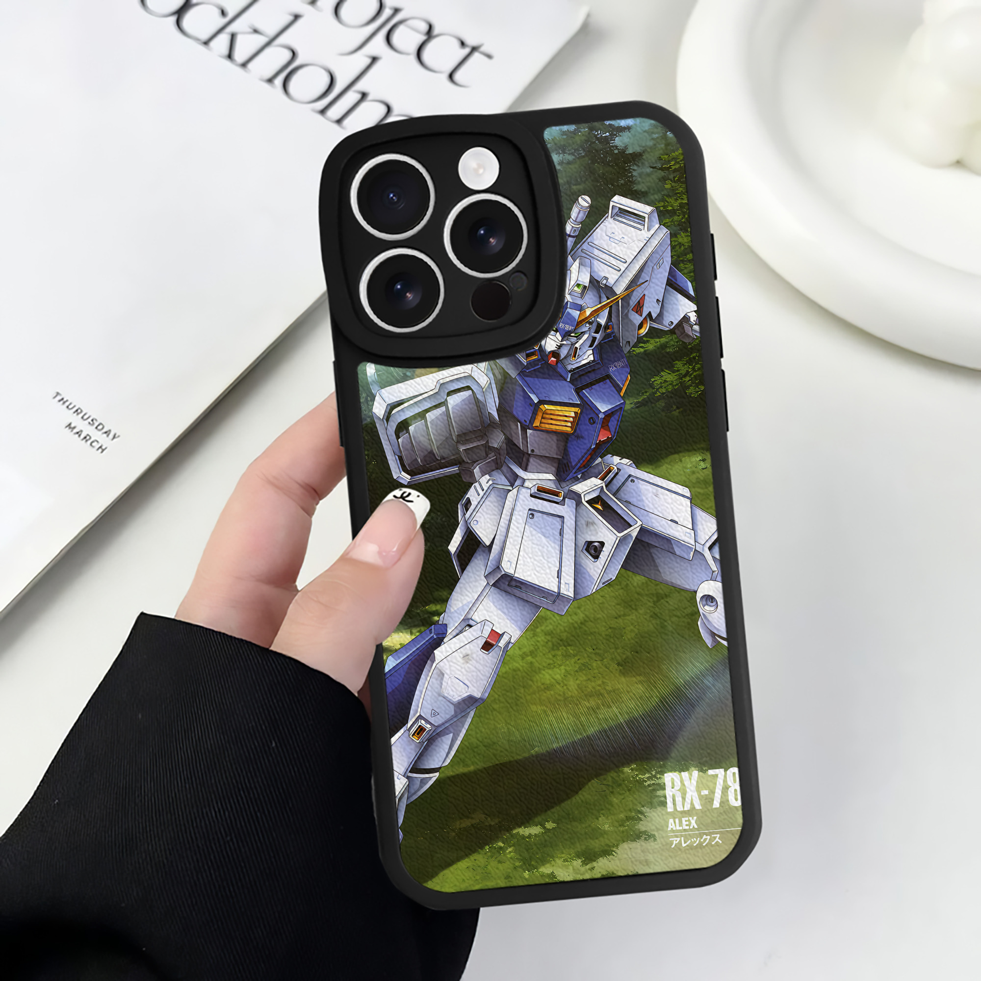 （画像用） 機動戦士ガンダム Mobile Suit Gundam 【iPhone 16シリーズ対応】シリコンスマホケース（レザー調） 材質：シリコン